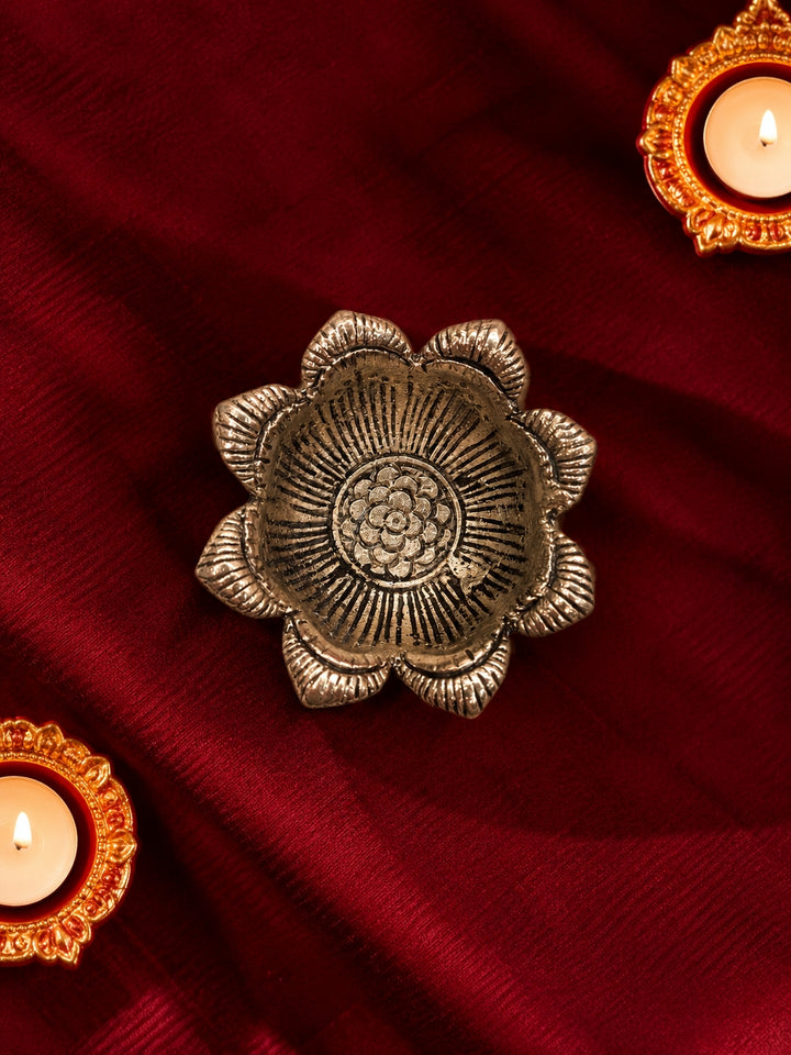 Noorani Gift Box: Reversible Zari Stole Gift Set with Candle and kahwa