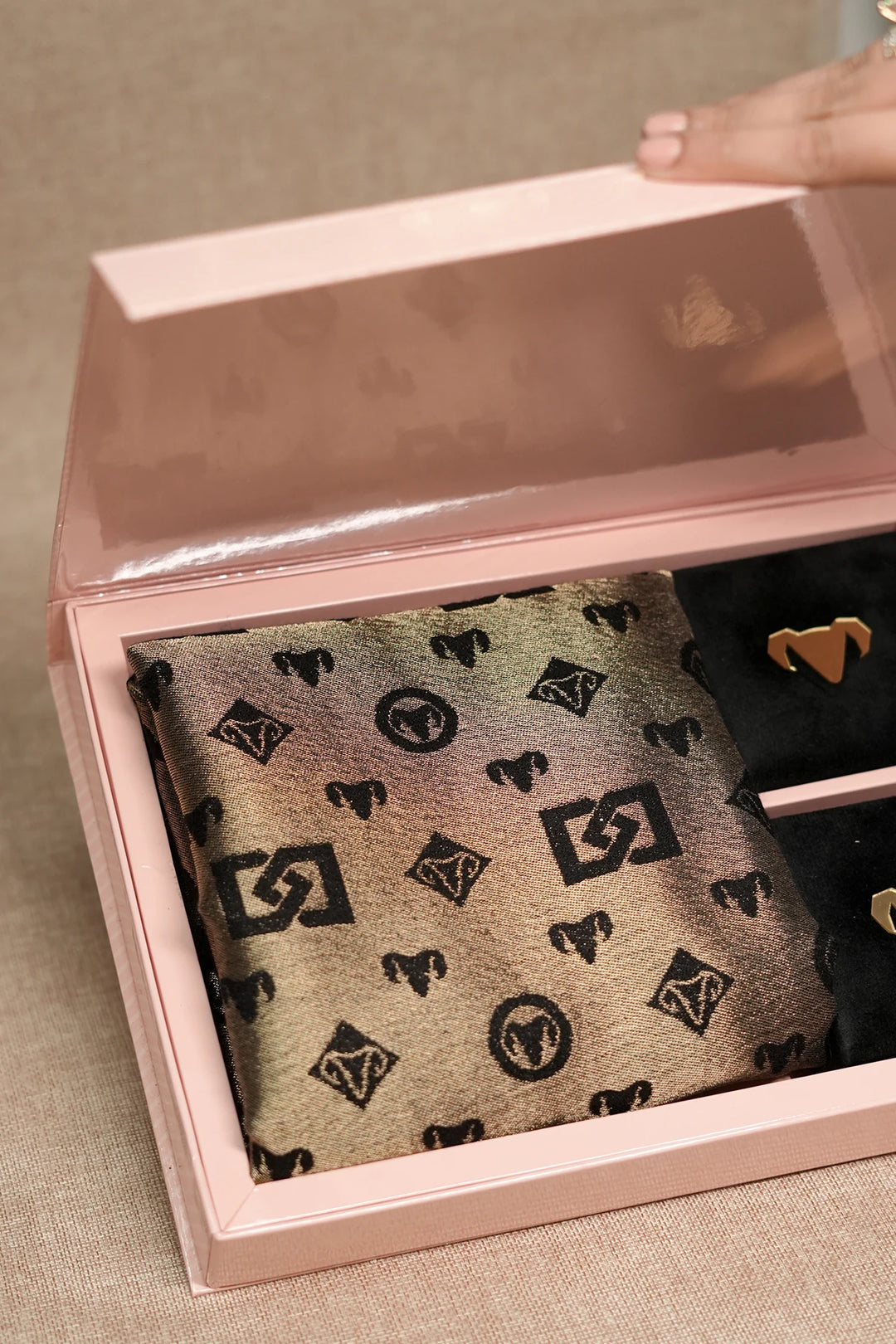 Black &amp; Gold Pashmina Zari blent stole Gift Box with Freshwater Jewellery – Luxury Wedding &amp; Festive Hamper