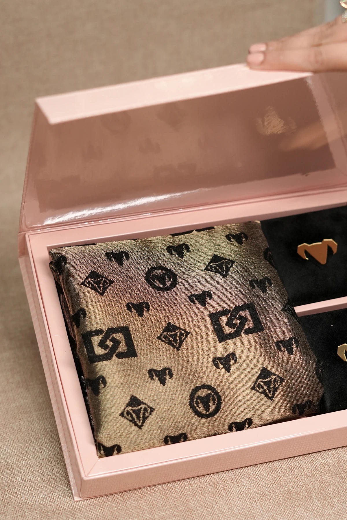 Black & Gold Pashmina Zari blent stole Gift Box with Freshwater Jewellery – Luxury Wedding & Festive Hamper