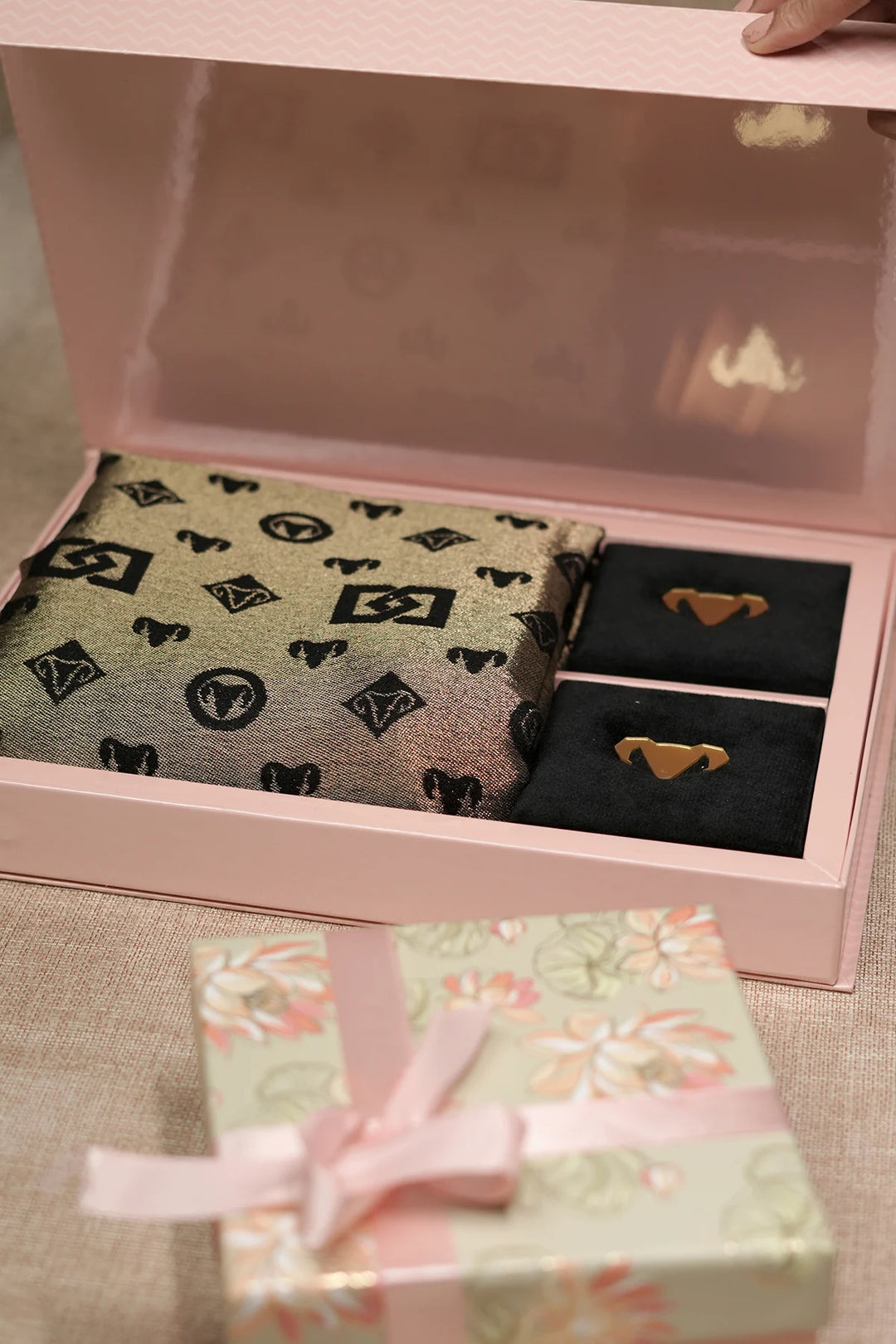 Black &amp; Gold Pashmina Zari blent stole Gift Box with Freshwater Jewellery – Luxury Wedding &amp; Festive Hamper