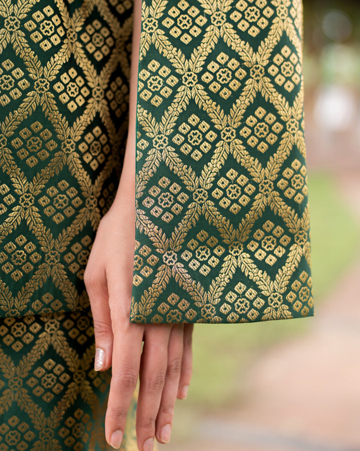 Gayatri Banarasi Cape: Women&