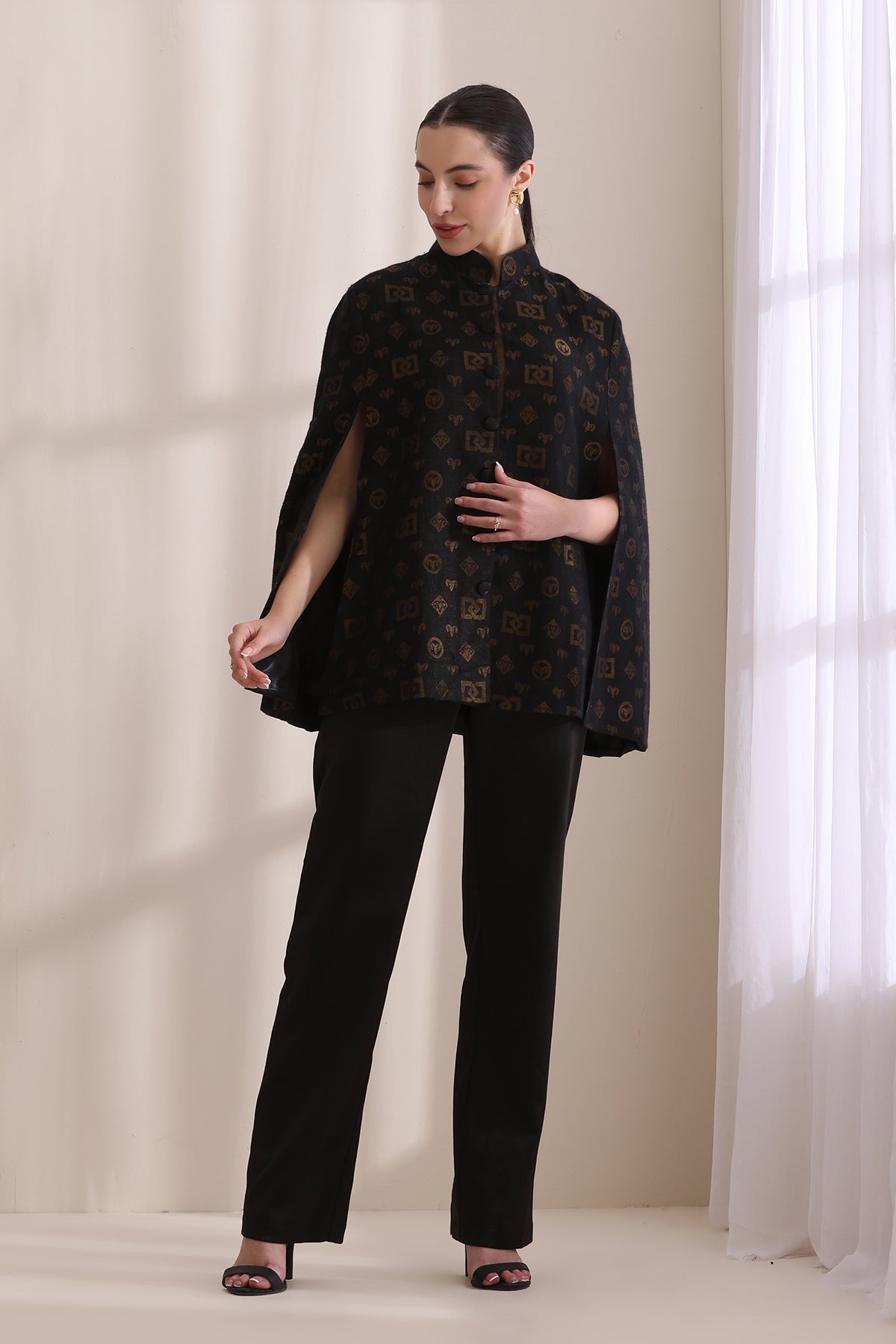 Dusala Cashmere Fine Wool Silk with Zari Cape