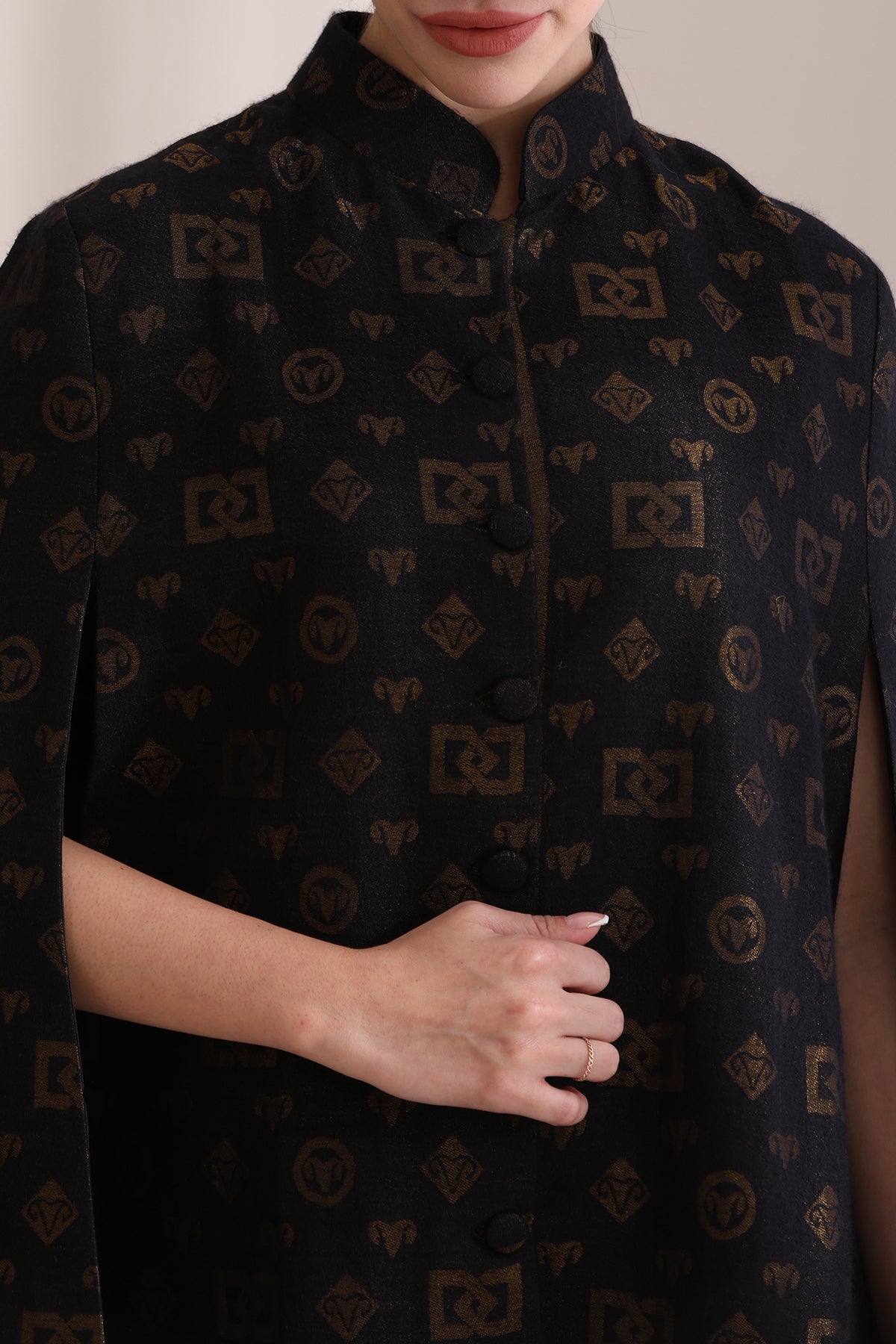 Dusala Cashmere Fine Wool Silk with Zari Cape