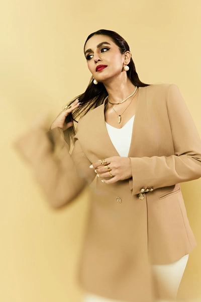 Huma Qureshi in Collar Statement Pendant