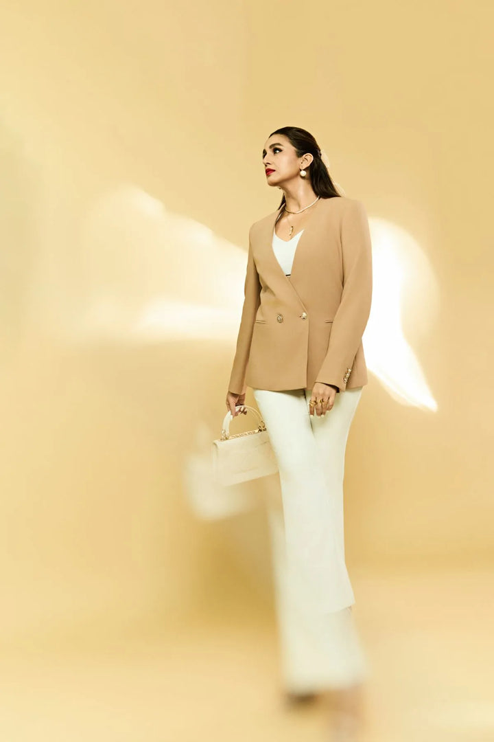 Huma Qureshi in Collar Statement Pendant