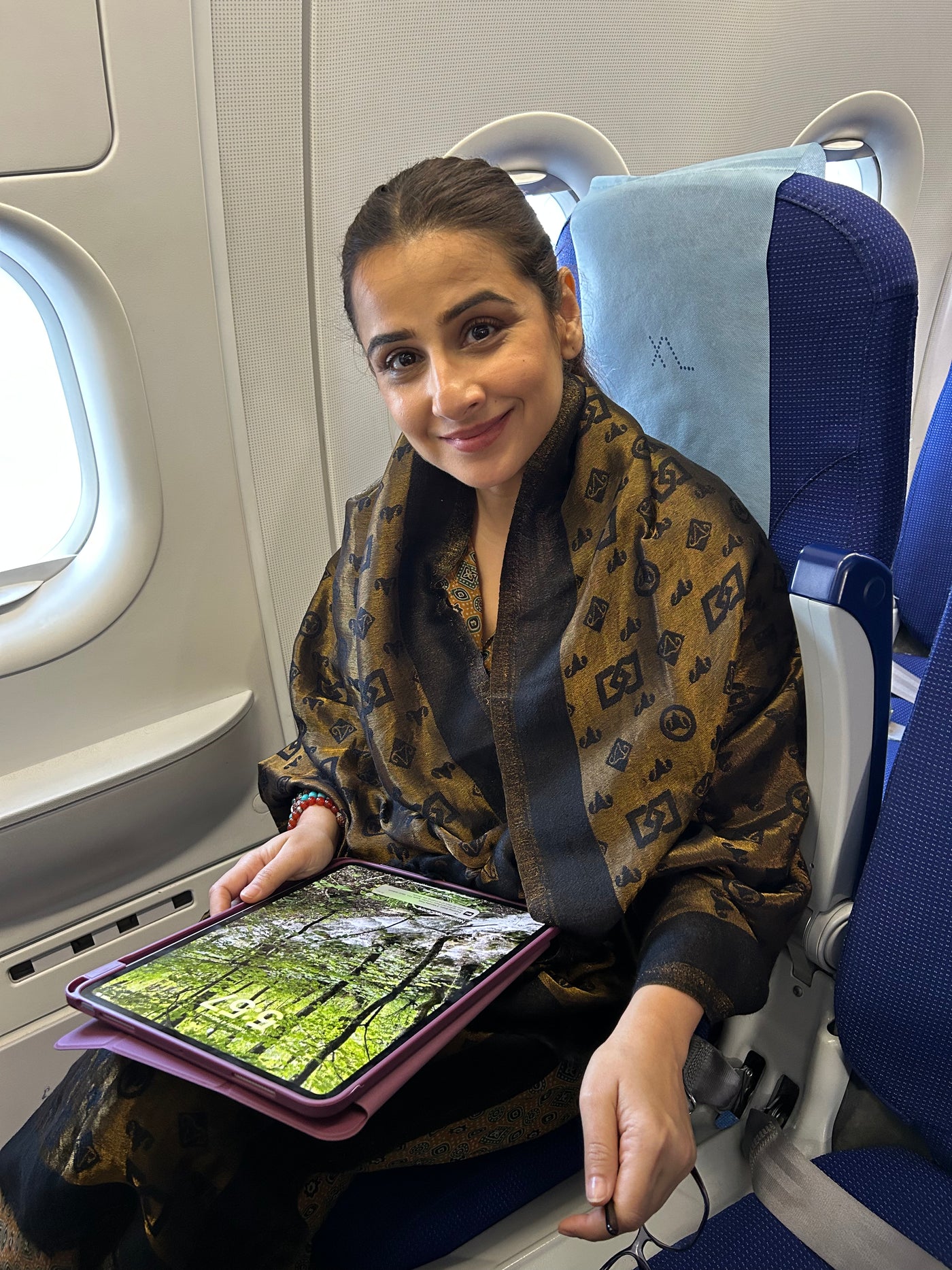 -  DUSALA CASHMERE ZARI REVERSIBLE STOLE