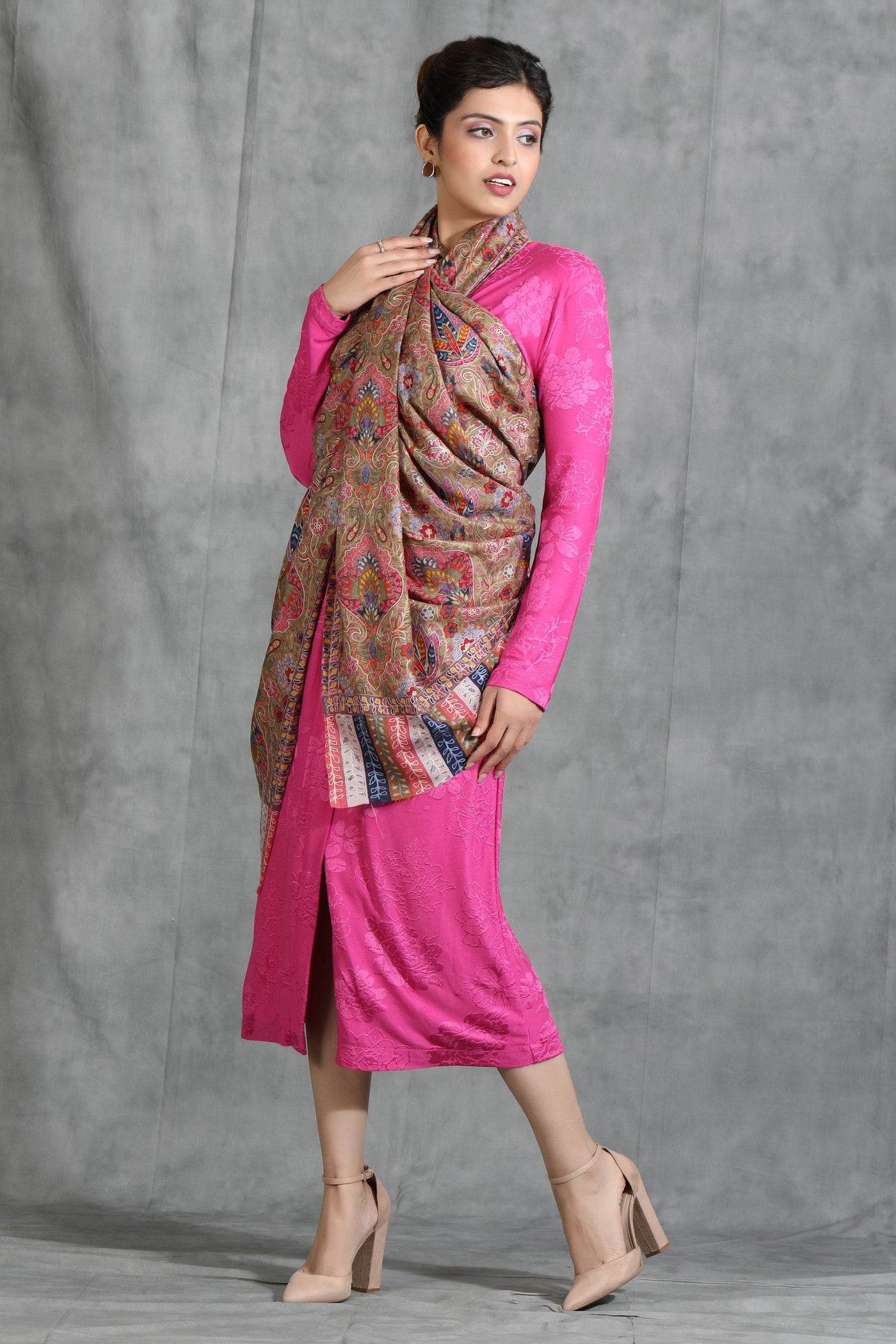 -  Sara Ali Khan in Cashmere Kalamkari And Thread Work Stole