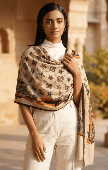 Gift Box with Modern Belt-Design Stole – All-Season Luxury Hamper