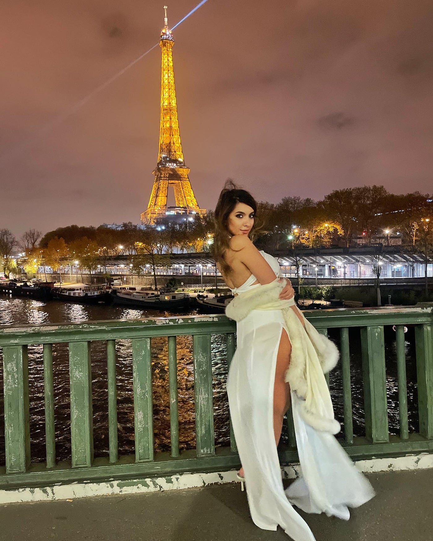 -  Niki Mehra in Pashmina Fur Border Stole