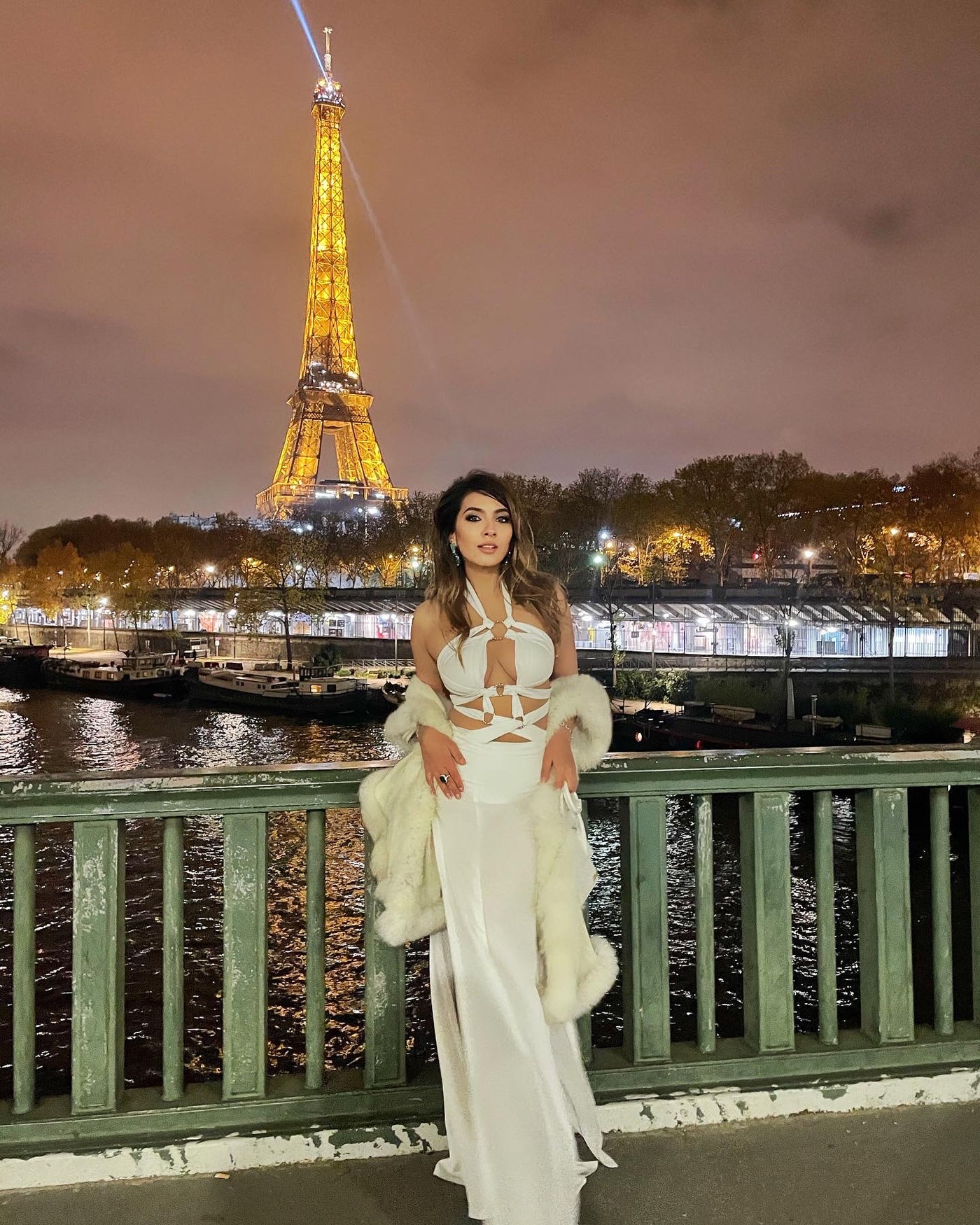 -  Niki Mehra in Pashmina Fur Border Stole