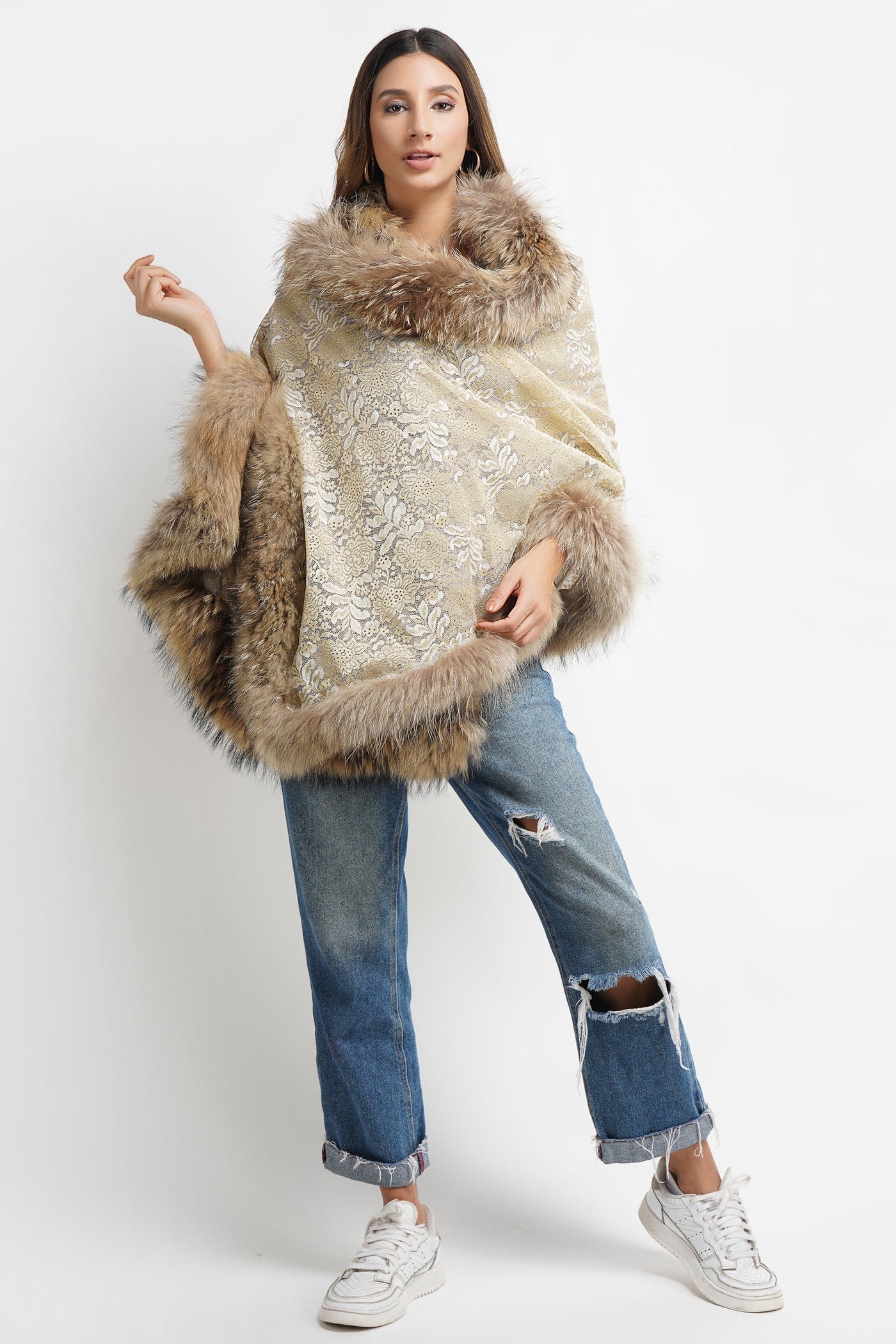 -  Shaurya Sanadhya Tulshyan In Pashmina Fur Border Stole