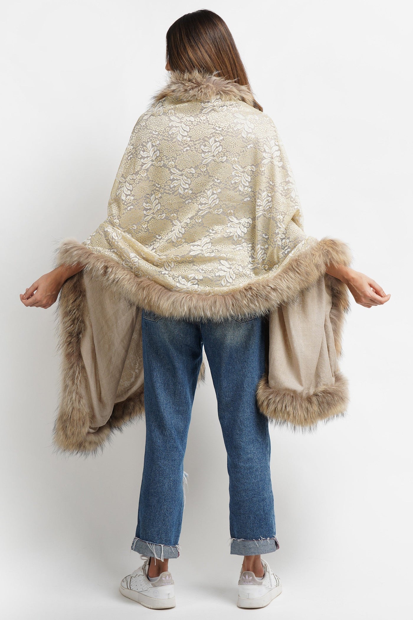 -  Shaurya Sanadhya Tulshyan In Pashmina Fur Border Stole