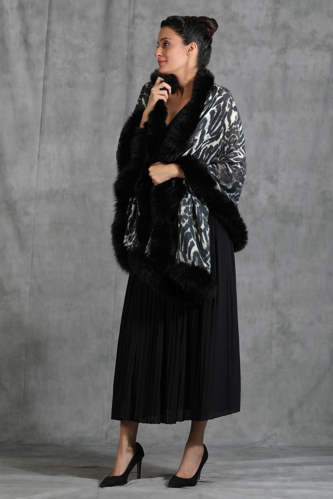 -  Cashmere Fine Wool Digital Animal Print With High Quality Fur Stole