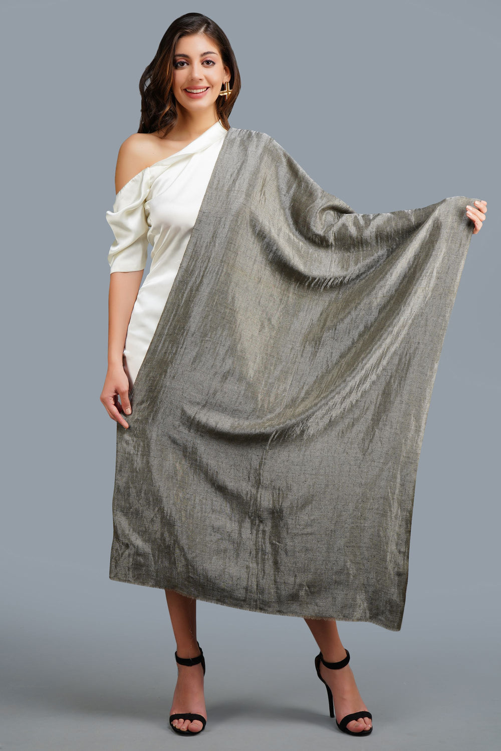 '-  Silver Reversible Handwoven Zari Stole