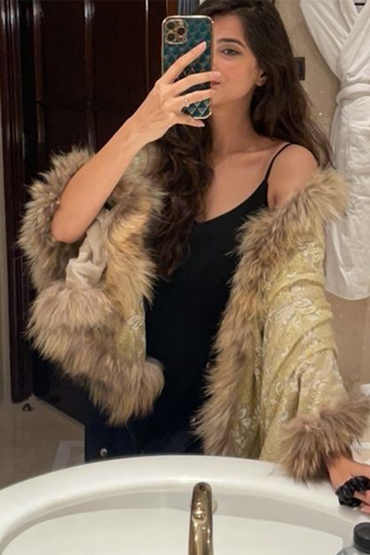 -  Shaurya Sanadhya Tulshyan In Pashmina Fur Border Stole