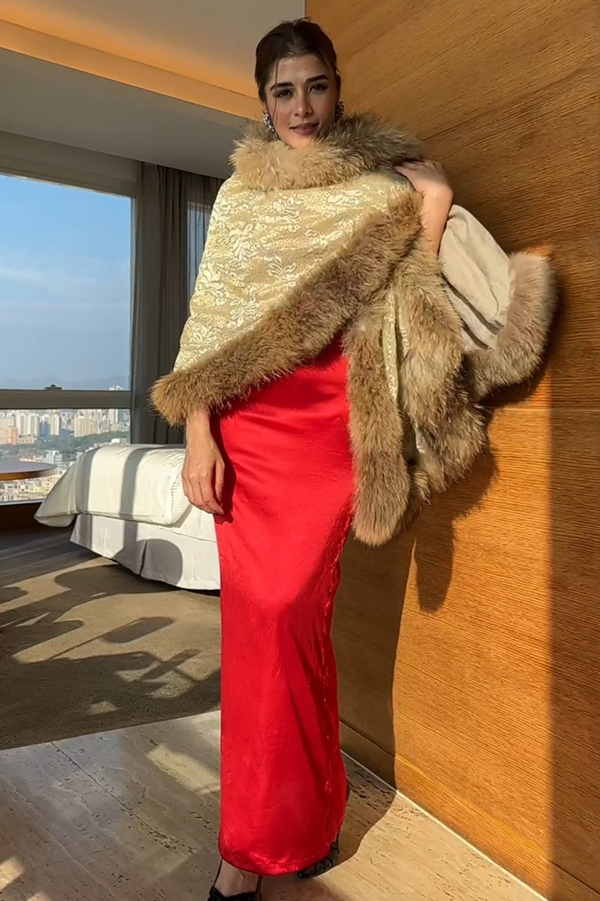 -  Sukhmani Gambhir In Pashmina Fur Border Stole