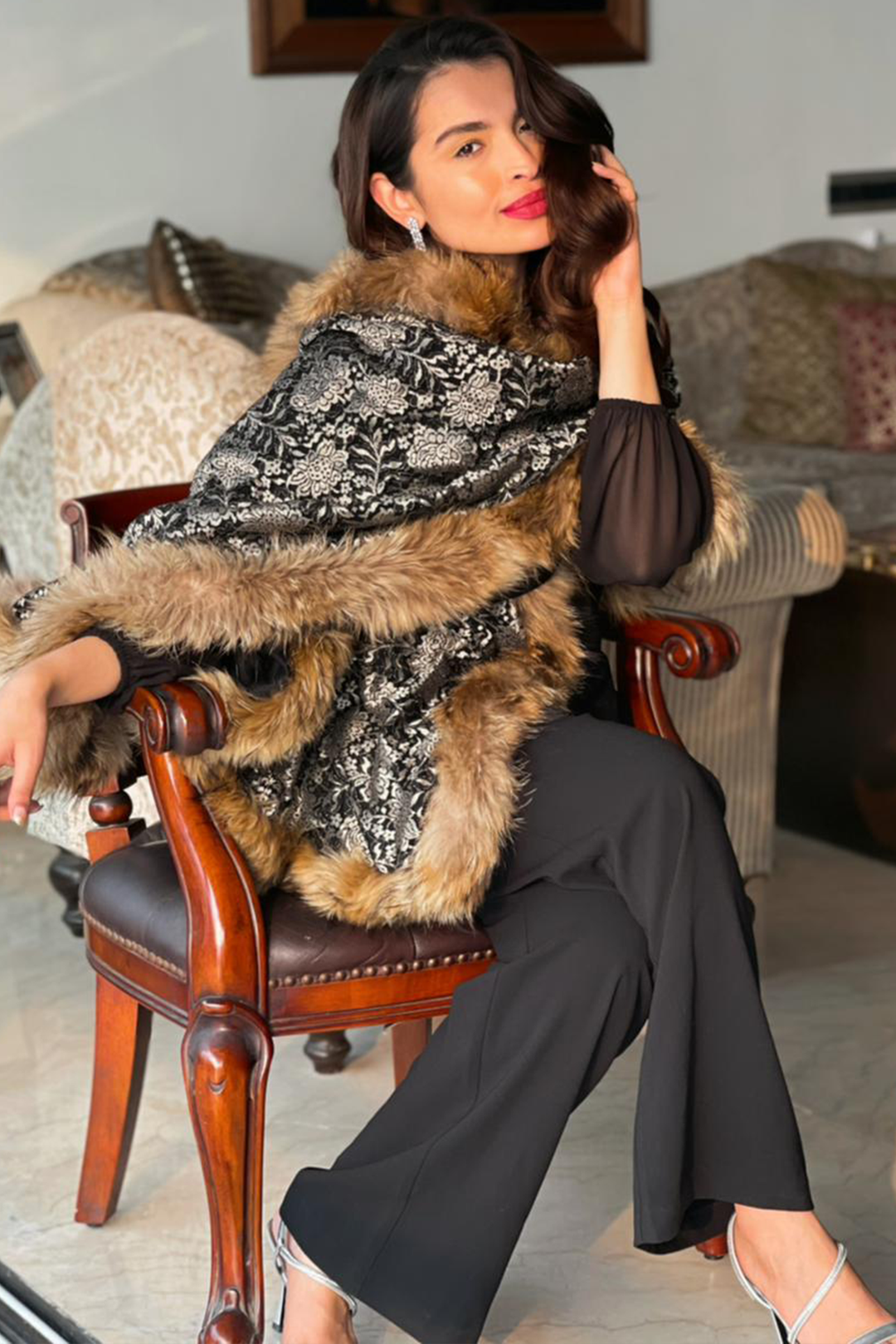 '-  Sachi Bhasin In Pashmina Fur Border Stole